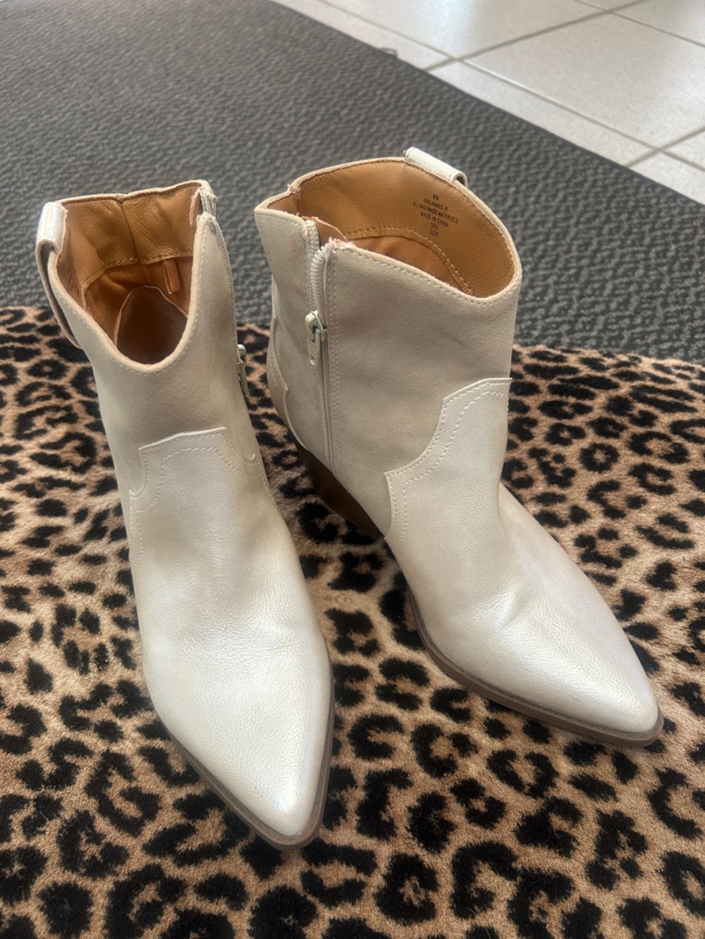 Cream Pointed-Toe Western Ankle Boots💕. Size 8